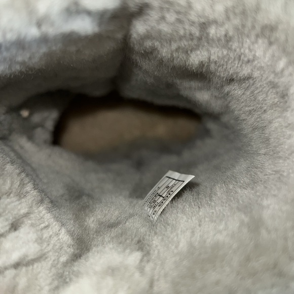 Gold Women’s UGH Classic Short Sequin Boots in size 8 - Picture 9 of 10